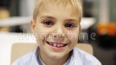 快乐微笑的青春期男孩在学校